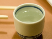 日本酒を燗して味わう。